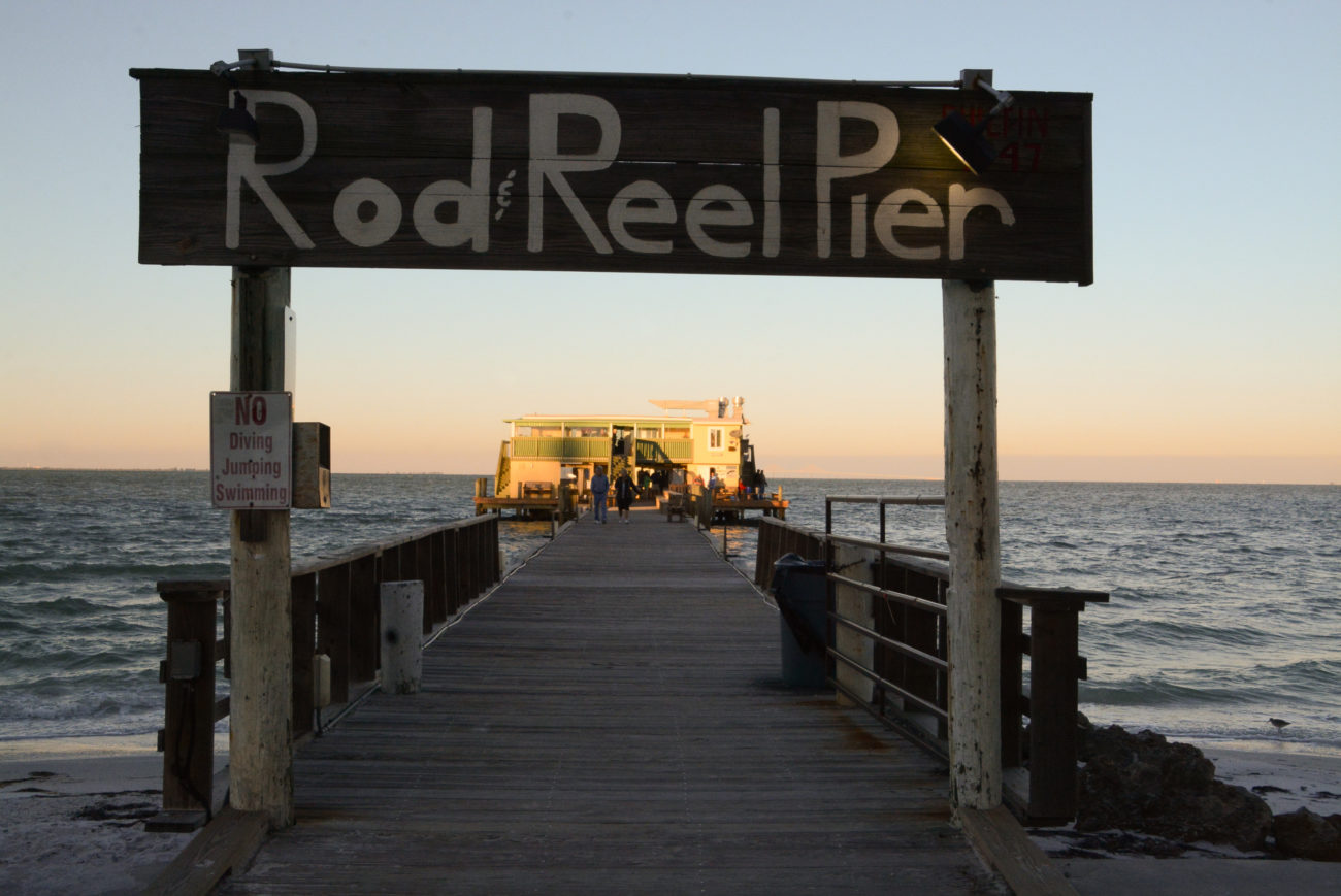 Der wacklige Holzpier Rod & Reel Pier ind er Tampa Bay bei Sarasota