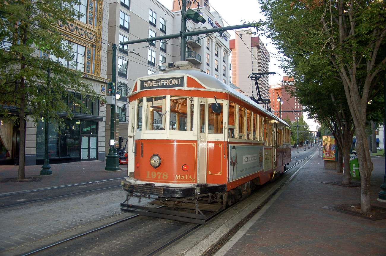 Eine alte Straßenbahn in der Innenstadt von Memphis