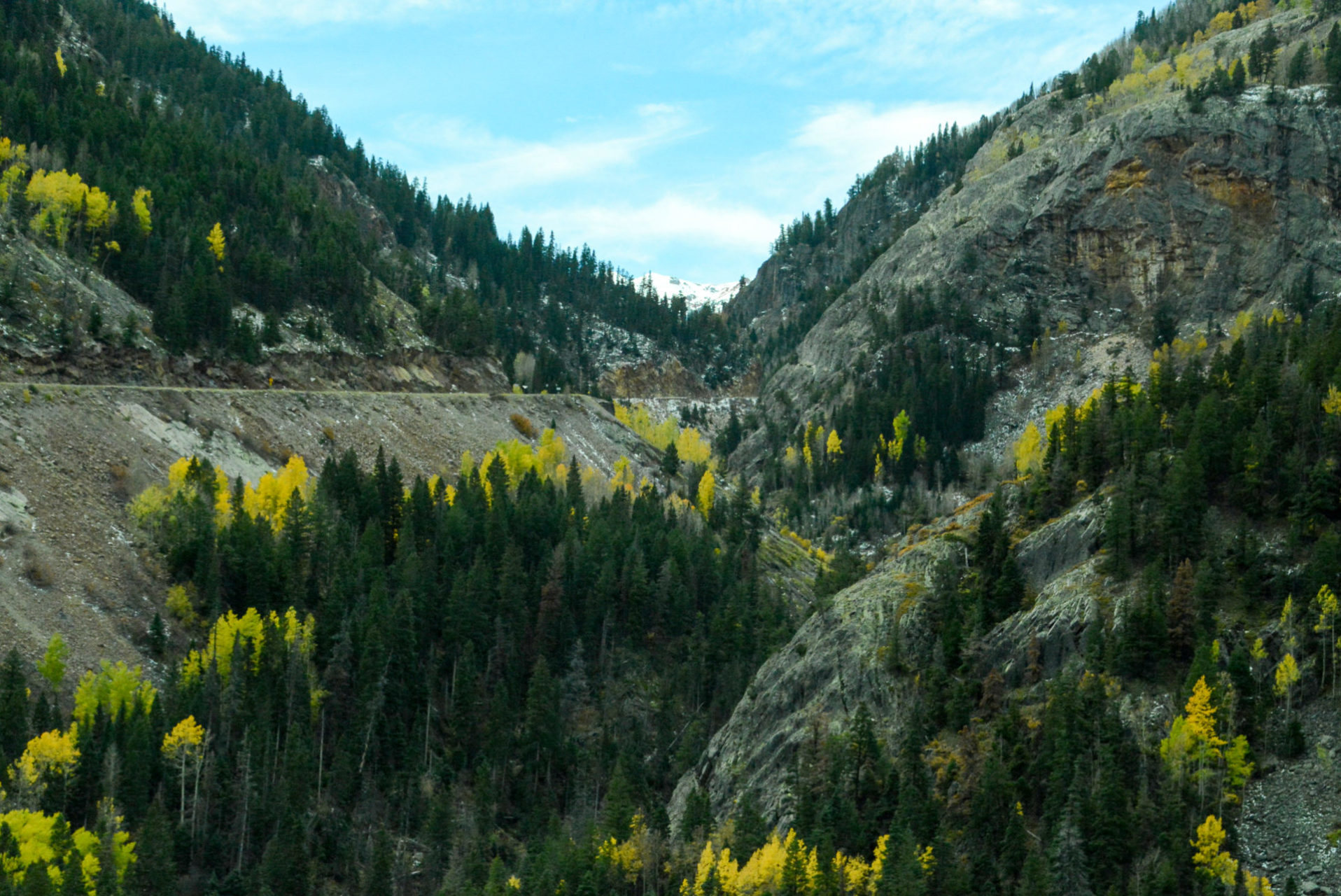 Nervenkitzel gehört zur Tour mit dem Wohnmobil durch Colorado, Strasse durch die Rocky Mountains
