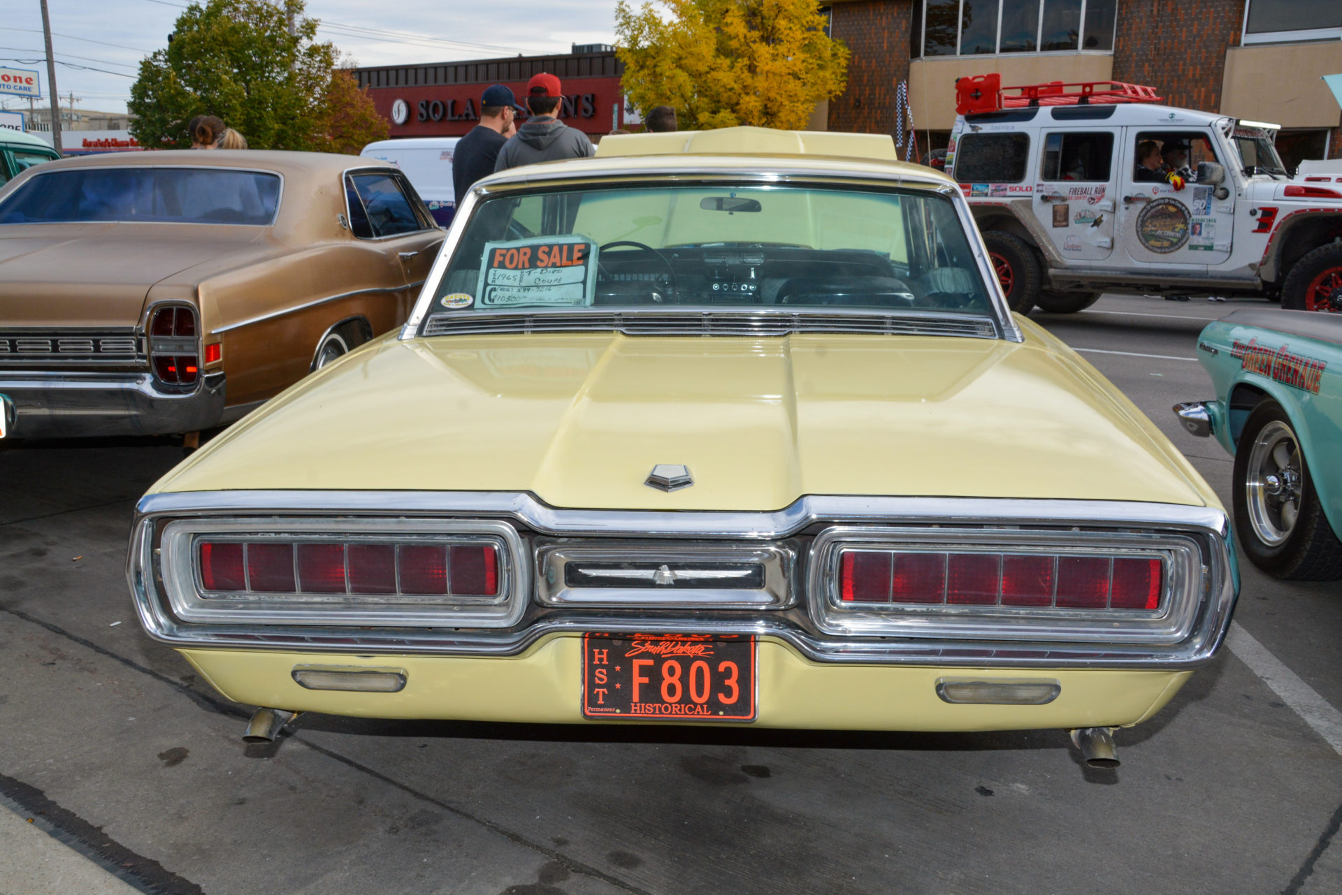 Ein Thunderbird Oldtimer in den Straßen von Rapid City