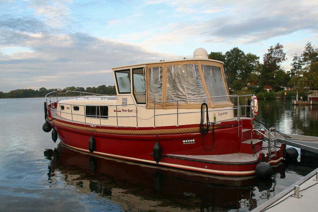 Hausboot im Hafen in Mecklenburg