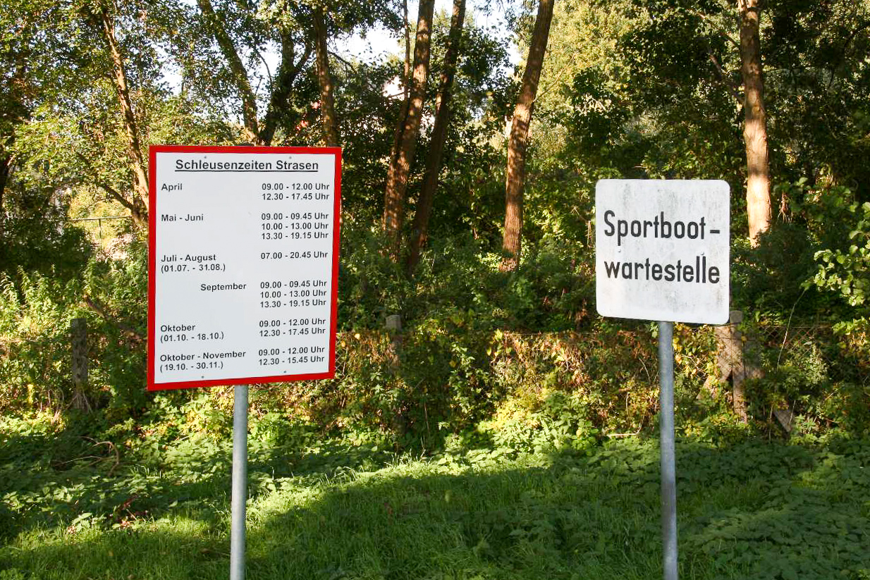 Beschilderung vor der Schleuse in Strasen