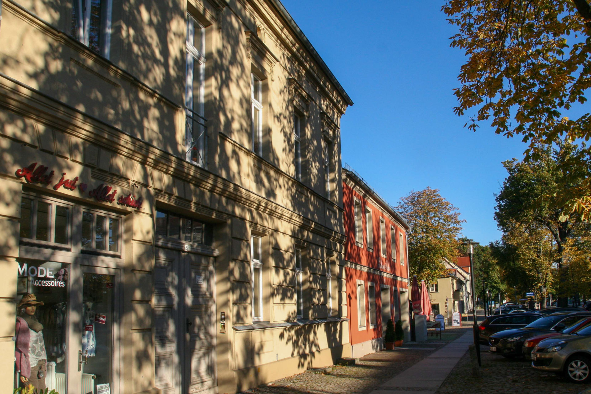 Straßensezene in Rheinsberg mit alten Bäumen und Gründerzeithäusern