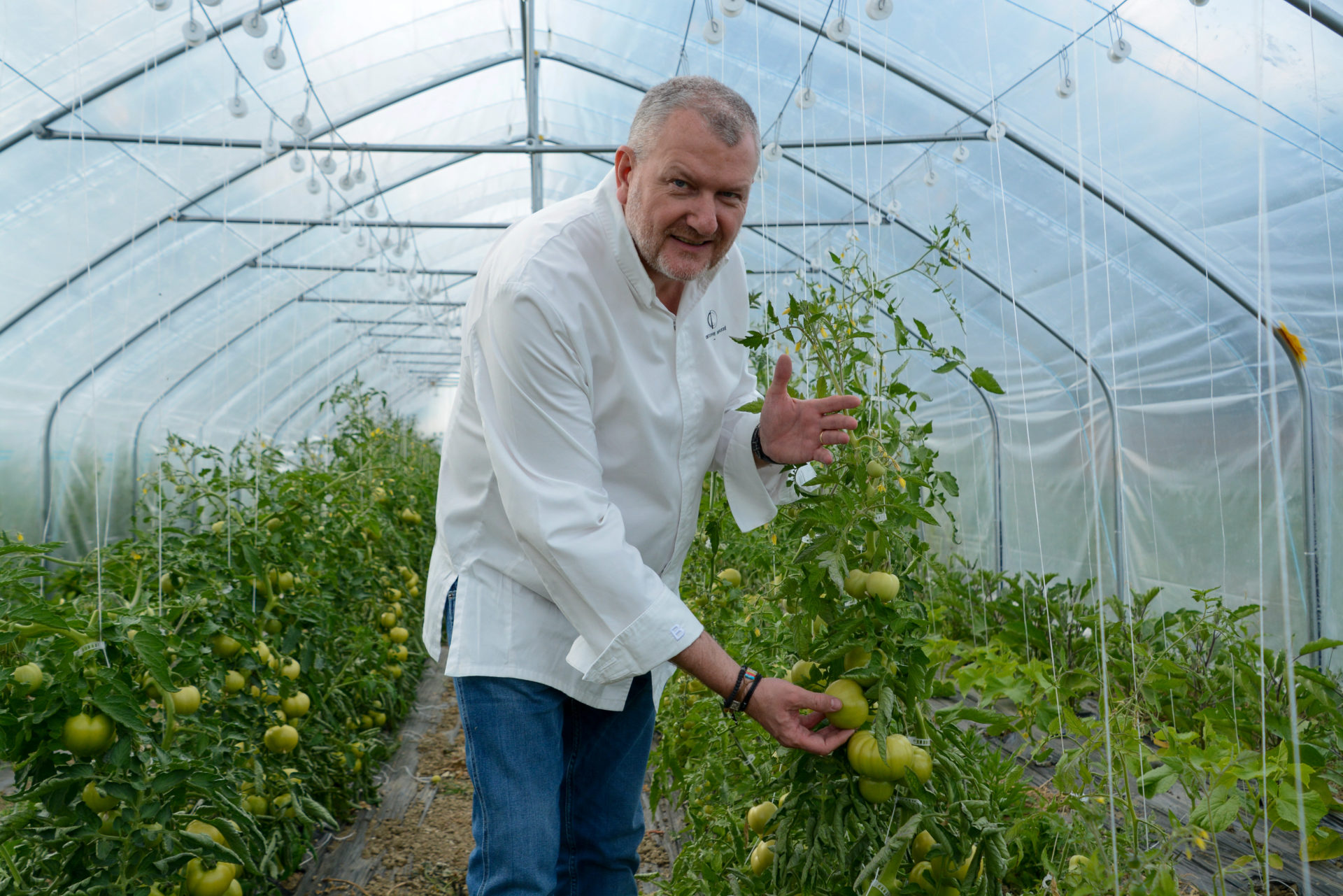 Chefkoch und Eigentümer Christophe Dufosse im Gewächshaus des Chateau le Beaulieu
