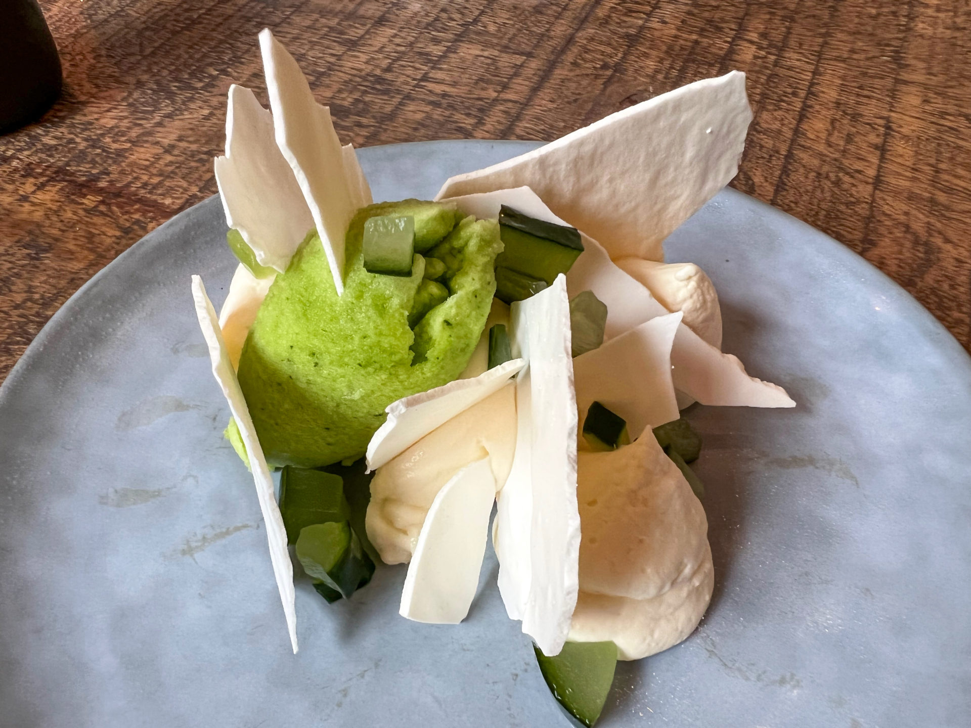 Kunstvolles Dessert mit Eis und Früchten im Restaurant Les Ferlempins in der nordfranzöschen Stadt Compiegne