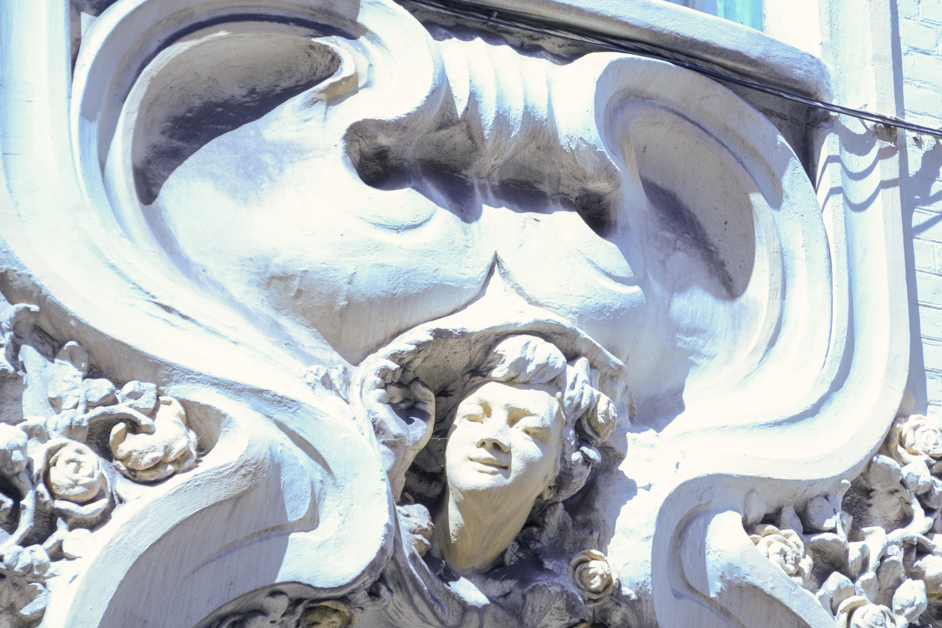 Art-déco-Details an einer Hausfassade in Dünkirchen
