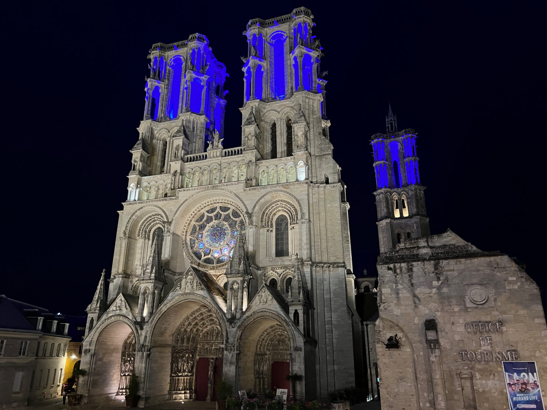 Blau erleuchtete Türme der Kathedrale von Laon