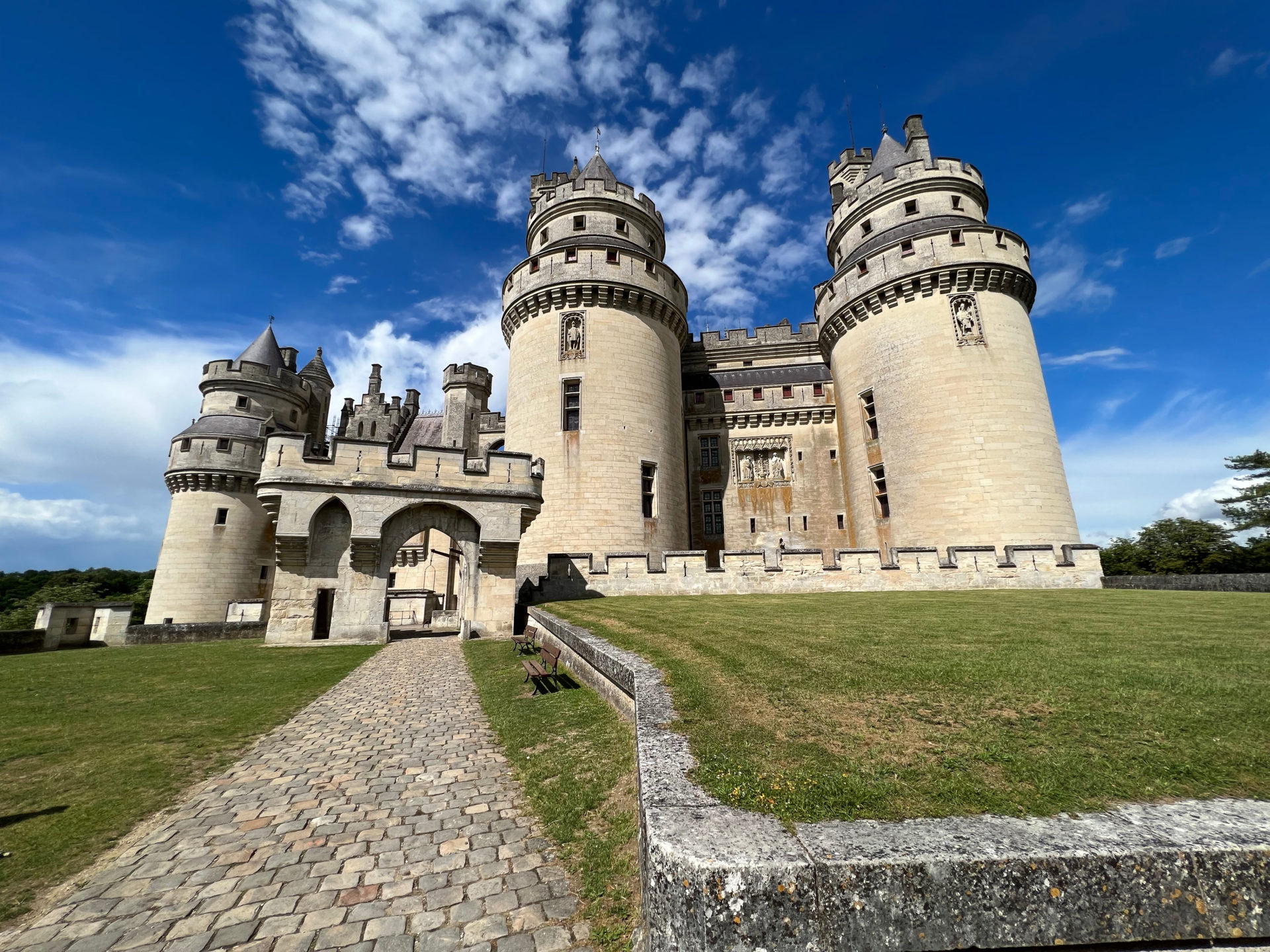 Außenansicht des Schlosses von Pierrefonds vor blauem Himmel