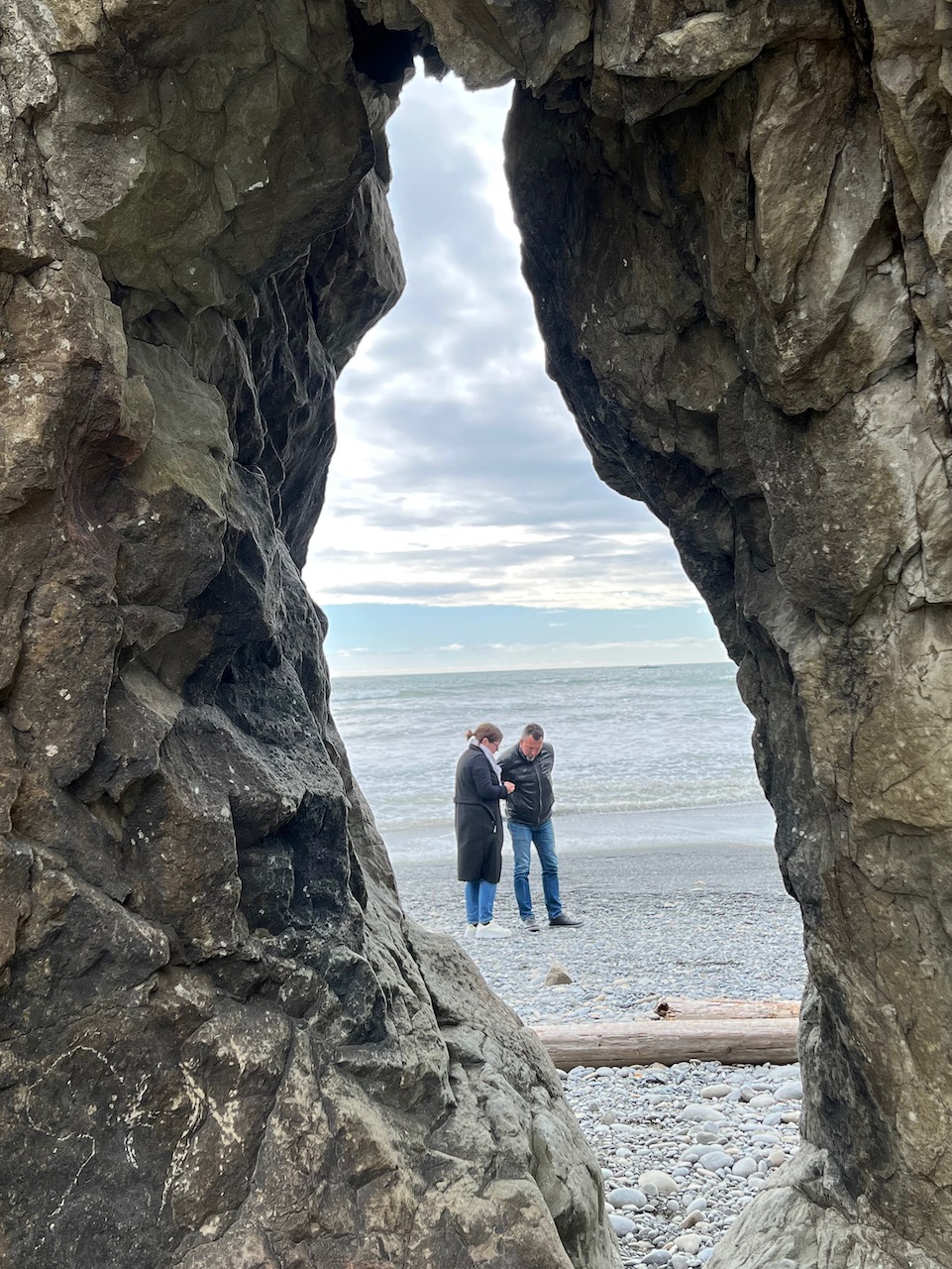 Blick durch eine Gesteinsformation am Ruby Beach in Washington State