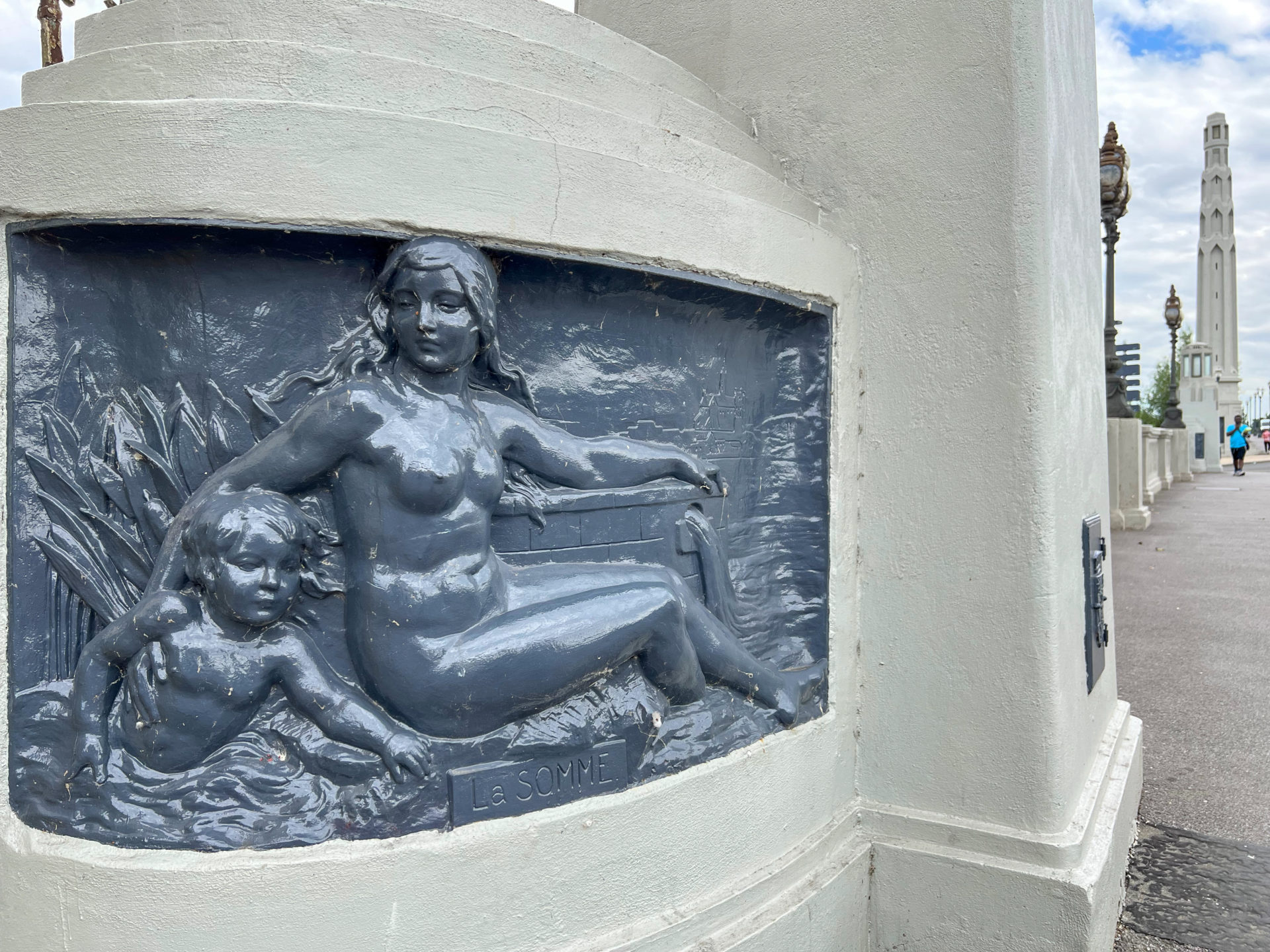 Art-déco Fresko an einem Brückenkopf in Saint-Quentin