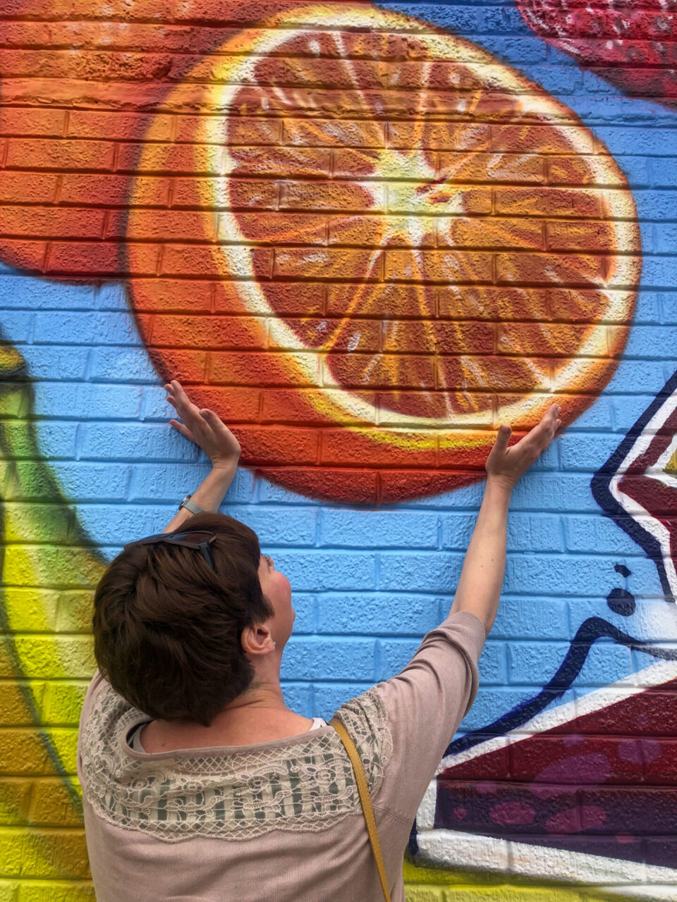 Street Art mit Frau und Orange