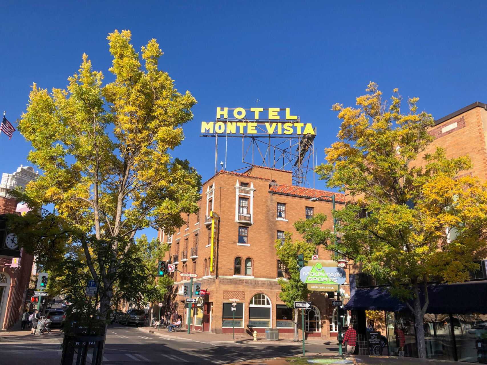 Hotel Monte Vista in Downtown Flagstaff mit Herbstlaub